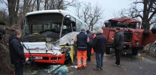 Autobus a nákladní automobil se srazili u Postoloprt.