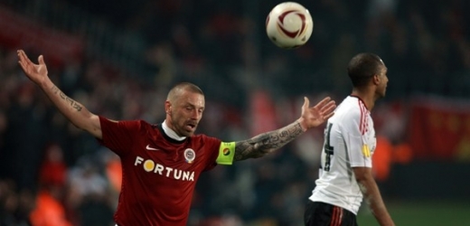 Sparťan Tomáš Řepka (v rudém) s útočníkem Liverpoolu Ngogem.