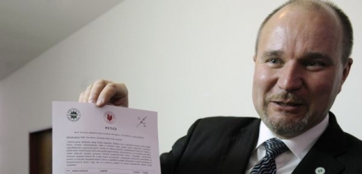 Šéf policejních odborů Milan Štěpánek s peticí za odvolání ministra vnitra Radka Johna.