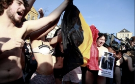 V Gentu se kolem 50 lidí, většinou studentů, na protest svléklo do spodního prádla.