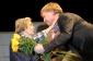 Ke gratulaci patří i květiny, herečka se mohla radovat z darovaných žlutých růží.