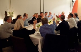 Steve Jobs, sedící po levé ruce prezidenta Obamy, si oblékl i na formální večeři svůj legendární svetr s rolákem.