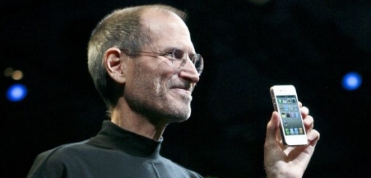 Steve Jobs je prý nyní ještě pohublejší (na snímku během loňského představení telefonu iPhone 4).