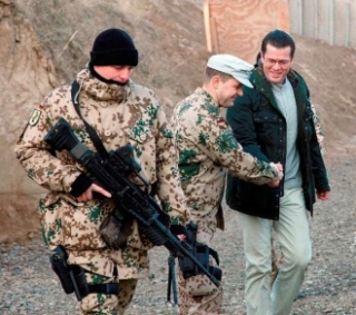 Pro Guttenberga je nyní bezpečněji v Afghánistánu než doma.