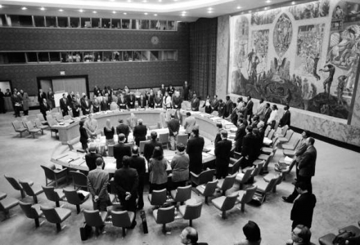 Rada bezpečnosti OSN jedná roku 1998 o sankcích vůči Libyi po atentátu na letadlo PanAm.