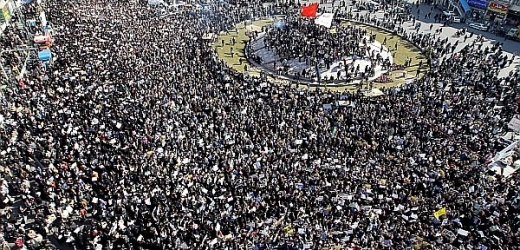 Několik tisíc stoupenců režimu v Íránu se dnes shromáždilo v areálu Teheránské univerzity, aby vyzvalo k popravě vůdců opozice Míra Hosejna Músávího a Mahdího Karrúbího. 