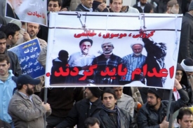 Transparent s vyobrazením opozičních vůdců na šibenici.