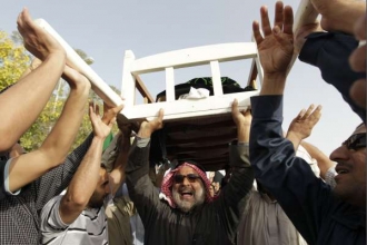 Pohřeb jedné ze šíitských obětí protestů v Manámě. 