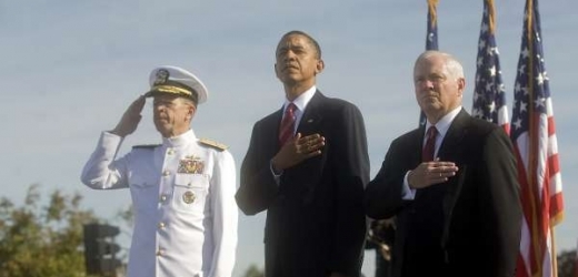 Jeden slibuje, druhý sliby koriguje. Zleva: šéf sboru náčelníků štábů Mullen, prezident Obama a ministr obrany Gates.