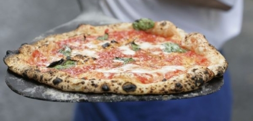 Pizza Margherita má mít tři italské barvy: červenou, bílou a zelenou.