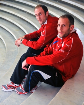 Michal Hubník (vpravo) se svým bratrem Romanem na srazu české reprezentace.