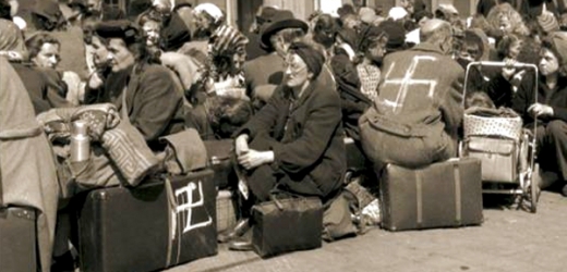 Němečtí civilisté, vesměs starší lidé a ženy, museli po válce čelit běsnění českých "takyrevolucionářů". V Ostravě takto zahynulo 231 Němců v internačním lágru Hanke (ilustrační foto z Prahy z konce května 1945). 