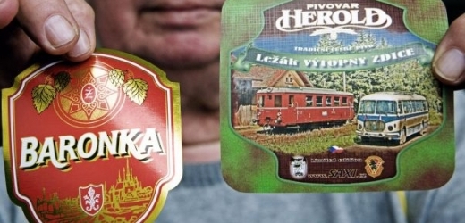 Vlevo je vítězná etiketa piva Baronka z Žateckého pivovaru, druhé místo obsadila etiketa z produkce pivovaru Herold z Březnice.