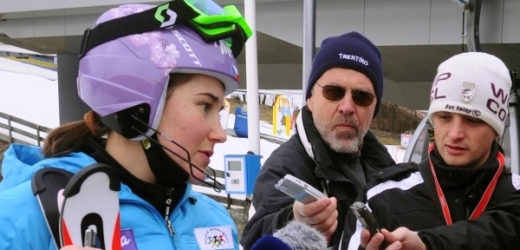 Šárka Záhrobská hovoří v Garmisch-Partenkirchenu s novináři.
