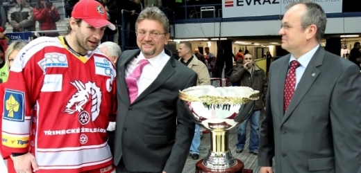 Kapitán Třince Radek Bonk (vlevo) s Prezidentským pohárem.