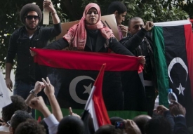 Solidaritu s libyjskými demonstranty vyjadřují lidé v sousedním Egyptě. 