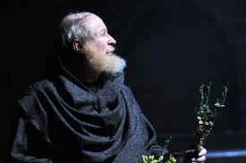 Miloslav Čížek jako botanik Botanicus je v průběhu představení také zavražděn.