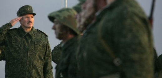Alexandr Lukašenko salutuje vojákům.