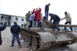 Protestující se zmocnili vládního tanku ve druhém největším městě země Benghází.