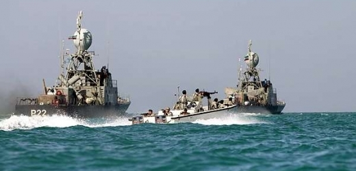 Manévry íránského válečného loďstva.