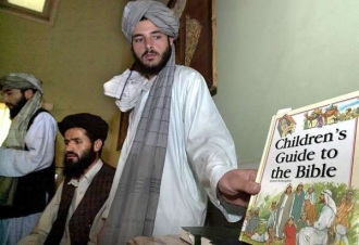 Afghánští úředníci ukazují křesťanskou literaturu zabavenou evropským 'misionářům'.