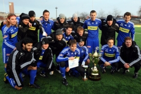 Fotbalisté Olomouce s pohárem pro vítěze zimní fotbalové Tipsport ligy.