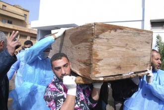 Rakev u nemocnice v Benghází. Další demonstrant podlehl zraněním.