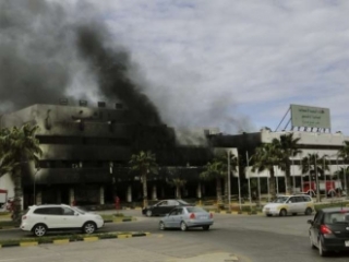 Podpálená vládní budova v Tripolisu. 