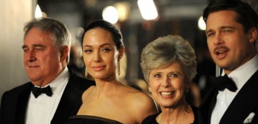 Angelina Jolie, Brad Pitt a jeho rodiče Bill a Jane.