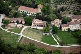 Rozlehlá rezidence má i vlastní vinohrad, vodní příkop a jezero. 