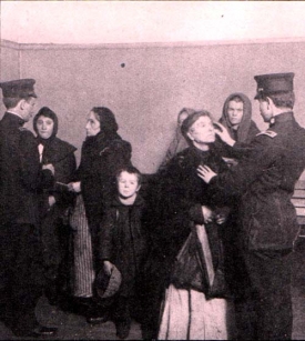 Přistěhovalecké úřady na Ellis Islandu prohlížejí emigranty z Rakouska-Uherska.