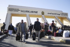 Egypťané prchají z nepokojemi zmítané Libye domů.
