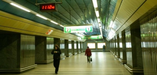 Žena skončila pod vozem vlaku. Metro na lince B se zastavilo (ilustrační foto).