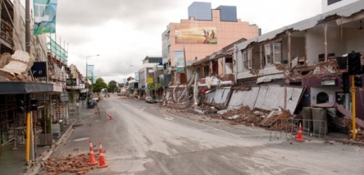 V částech novozélandského města Christchurch, které byly v úterý zničeny zemětřesením, vyhlásila policie zákaz nočního vycházení. Kdo se po půl sedmé místního času objeví na ulici, bude zadržen.