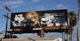 Graffiti Mickeyho, který sahá modelce na ňadro, bylo v Los Angeles z billboardu již odstraněno.