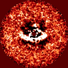 Mezera v protoplanetárním disku naznačuje existenci nově vzniklých planet.