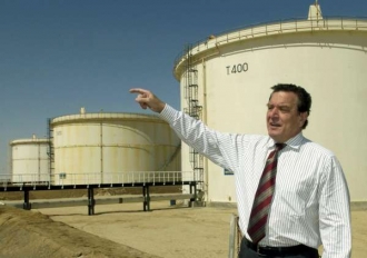 Staré zlaté časy. Bývalý německý kancléř Schröder na libyjských ropných polích (2004). 