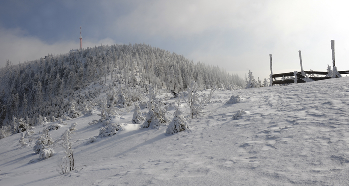 Na Lysé hoře v Beskydech padl mrazivý rekord. Teploměry tam ráno naměřily minus 19,8 stupně Celsia. Dosavadní minimum pro dnešní den bylo 17,6 stupně pod nulou v roce 1986.