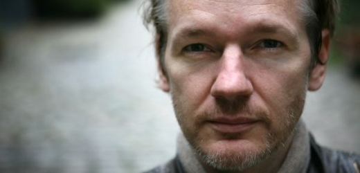 Julian Assange si vydělává na soud i prodejem triček.