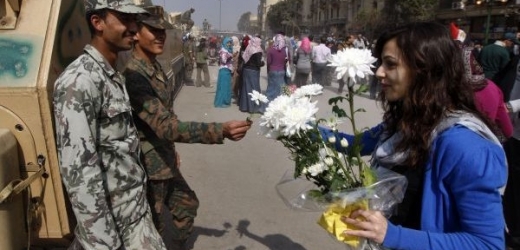 Symbolika květin i podlomení armádní loajality proti tyraniím fungují výborně.