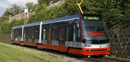 S novými tramvajemi se vzhledem k jejich rozměrům hůře manipuluje po případné nehodě. Na snímku Škoda 15T ForCity.