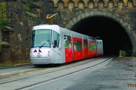 Druhá z moderních tramvají nasazených v pražské MHD - Škoda 14T s designem od Porsche.