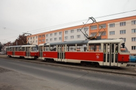 Starý typ tramvají Tatra T3. S těmi si jeřáb poradí lépe, protože souprava se na rozdíl od moderních tramvají skládá ze dvou snadno oddělitelných vozů.