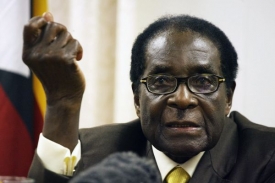 I v sedmaosmdesáti umí Mugabe zahrozit.