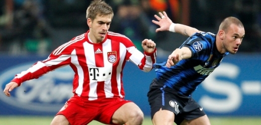 Wesley Sneijder z Interu Milán v souboji s mnichovským Philippem Lahmem.
