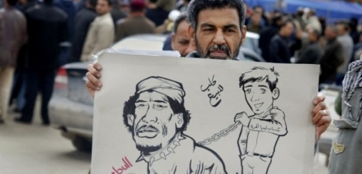 Karikatura libyjského vůdce jako psa na prodej.
