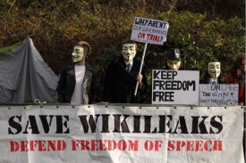 Zastánci WikiLeaks protestují u soudu.