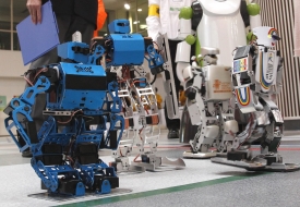 V Ósace se koná "Robo Mara Full", závod chodících robotů.
