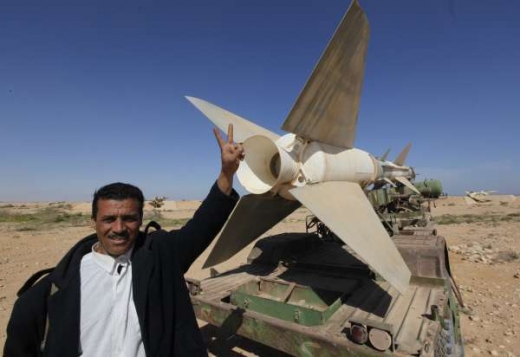 Zbraně, kterých se zmocnili rebelové proti Kaddáfímu na východě Libye.