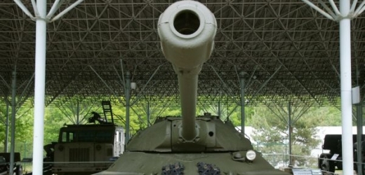 Fanoušek vojenské techniky zablokoval s tankem silnici (ilustrační foto).